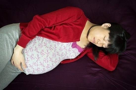 Учёные: сон на боку снижает риск мертворождения у беременных