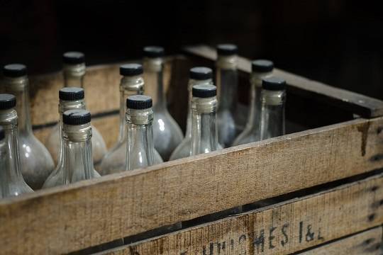 Житель Архангельска попал под суд за покупку более 20 тысяч бутылок алкоголя «для семейного праздника»