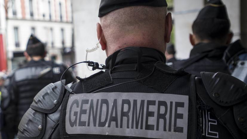 Вооружённый мужчина захватил заложников в табачном магазине во Франции