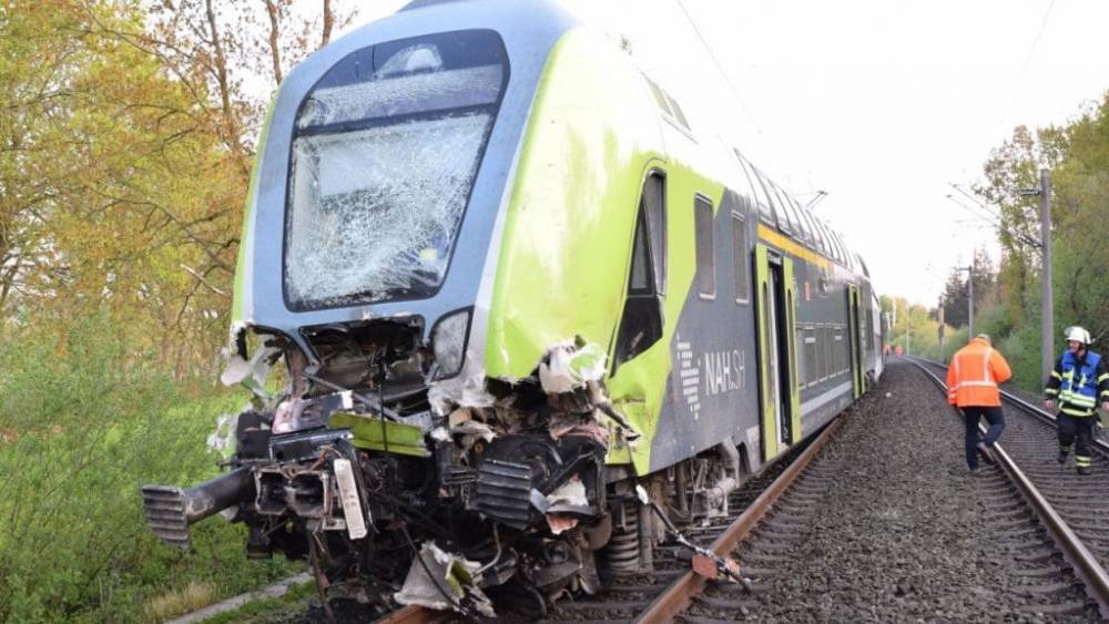 В Шлезвиг-Гольштейне пассажирский поезд врезался в грузовик: пострадало более 20 человек
