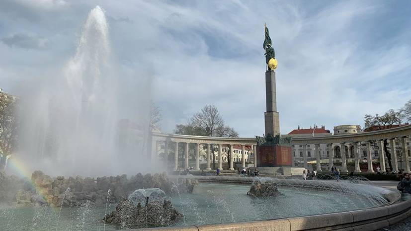 Посольство России назвало трусостью осквернение памятника советским воинам в Вене