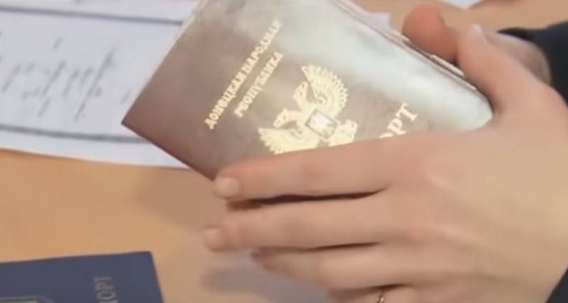 Киев заявил о непризнании "фейковых" российских паспортов жителей Донбасса