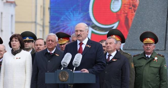 Лукашенко поздравил с Днем Победы Зеленского и Порошенко
