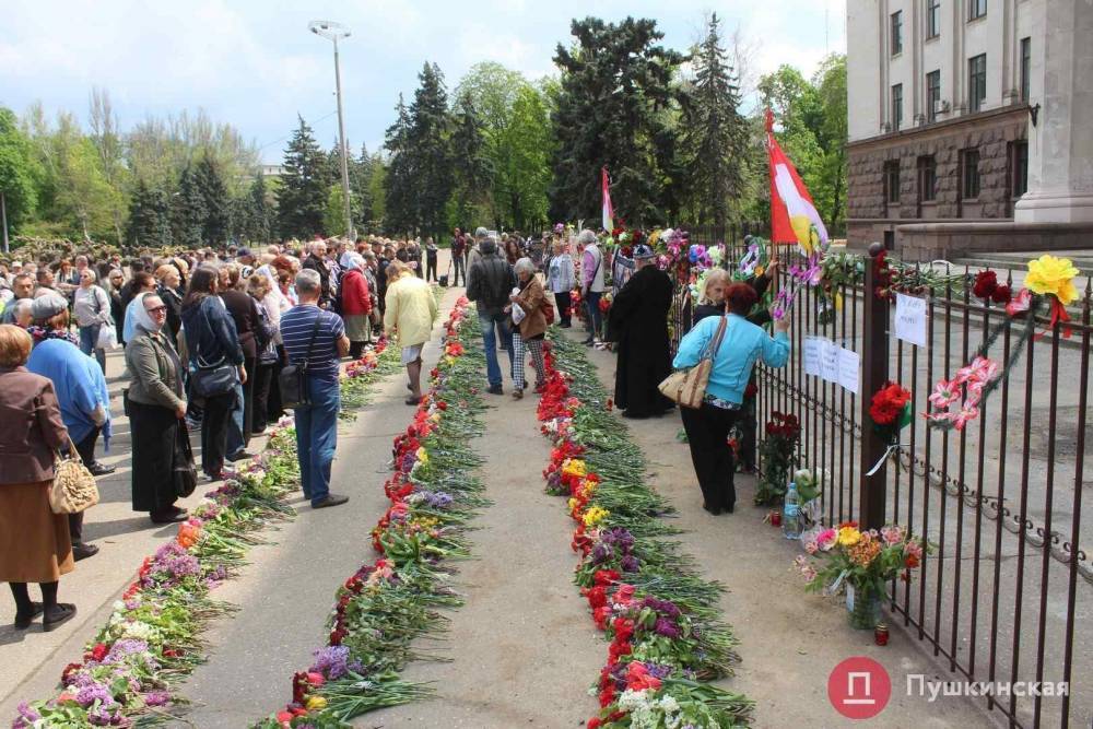 Появилось видео с ночными поджигателями мемориала жертвам одесской трагедии 2 мая | Политнавигатор