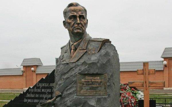 На Троекуровском кладбище реконструируют разрушенный вандалами памятник герою ВОВ