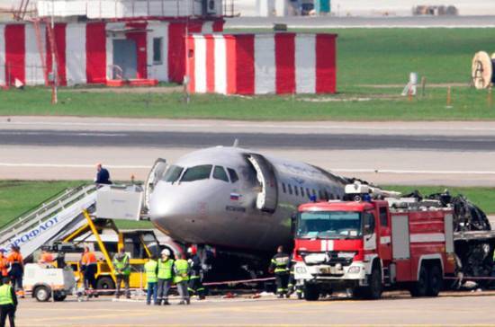 В расшифровке переговоров пилота сгоревшего SSJ-100 с диспетчерской нашли ошибку