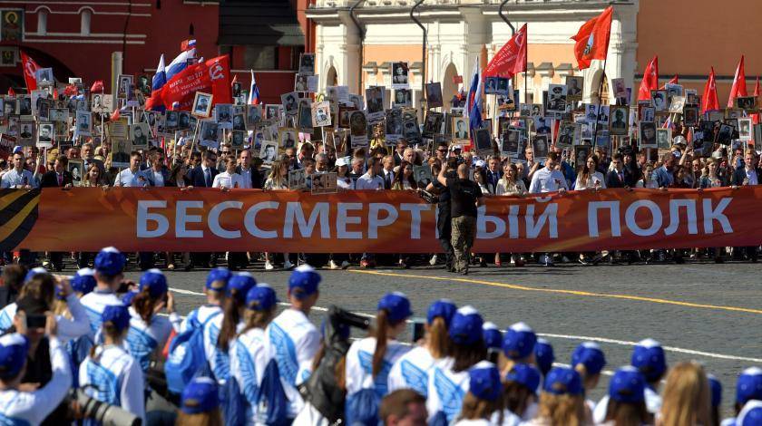 Путин возглавил шествие "Бессмертного полка"