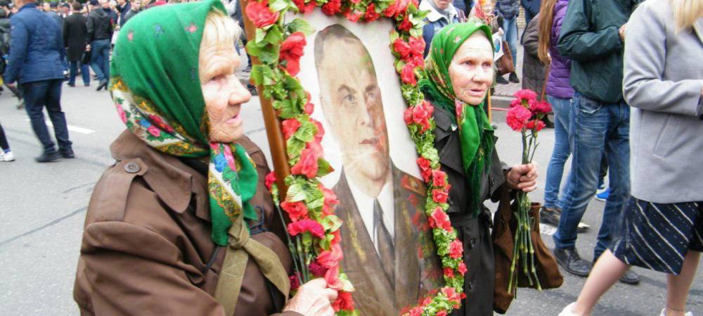 Киевлянка пыталась троллить сестер с портретом Жукова | Политнавигатор