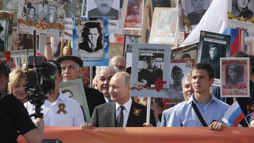 Путин поучаствовал в шествии&nbsp;«Бессмертного полка» в Москве