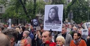 К «Бессмертному полку» в Киеве примкнули люди с портретами порноактрисы и Рейгана