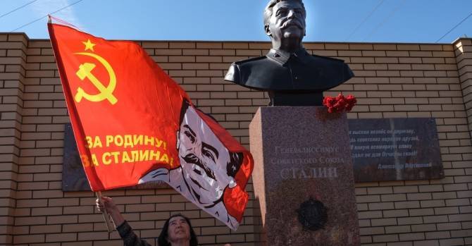 В Новосибирске открыли памятник Сталину - фото