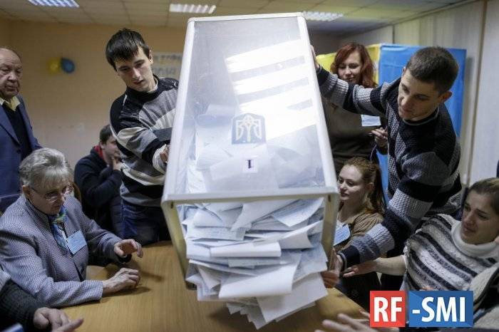 Украинцам в России отказали в праве голосовать на выборах в Раду