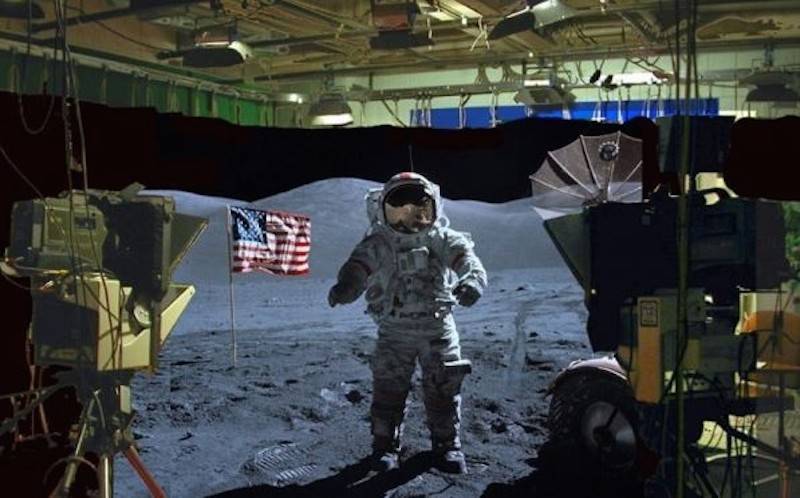 Ассанж ответил на арест: показал «полет» американцев на Луну