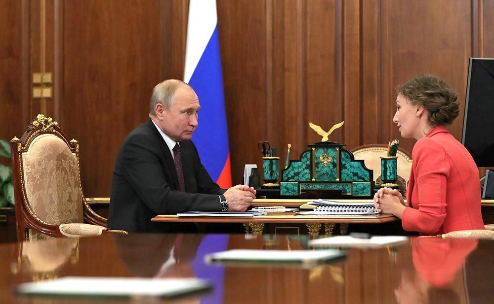 Путина попросили помочь с реформированием детских домов-интернатов