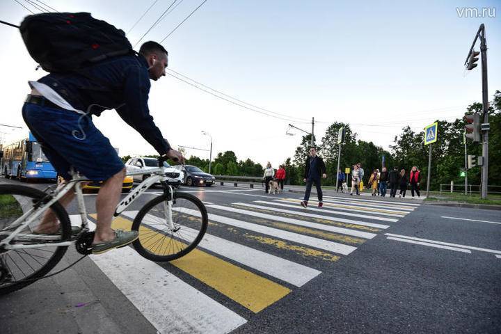 ЦОДД попросил велосипедистов переходить дорогу пешком