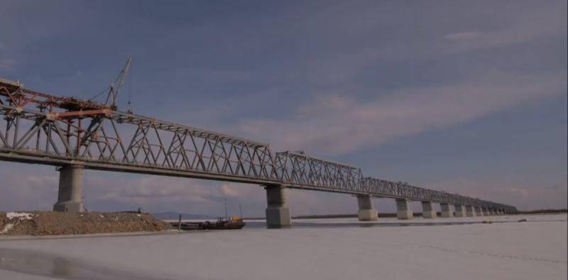 Видео стыковки российской и китайской частей моста через Амур появилось в Сети