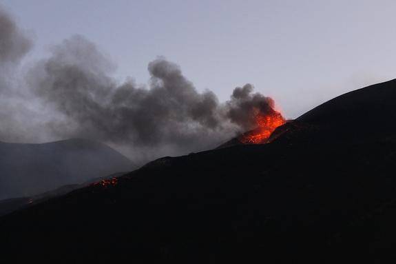 В сети появилось видео извержения вулкана Этна на Сицилии