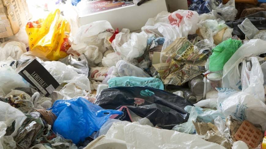 В Индии дети расплачиваются за учебу пластиковым мусором