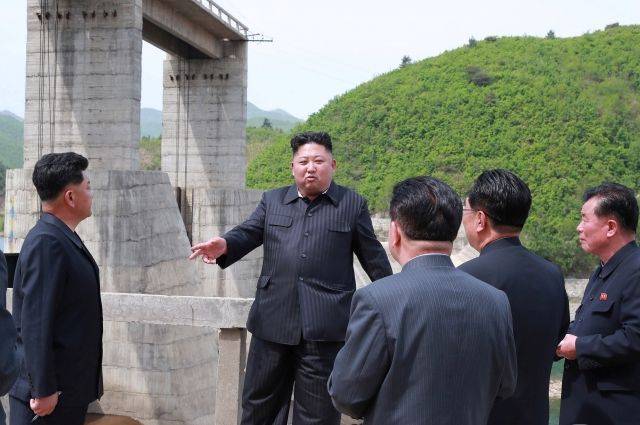 Ким Чен Ын впервые с 10 мая появился на публике, посетив несколько заводов