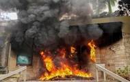 В Гондурасе протестующие подожгли вход в здание посольства США