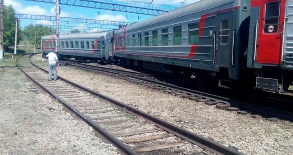 Четыре вагона пассажирского поезда сошли с рельсов в Забайкалье