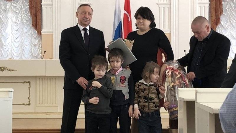 Глава Петербурга вручил ключи от квартир детям без попечения родителей