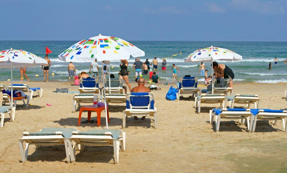 "Цены на пляже просто бешеные": жители возмущены расценками за шезлонги и зонты