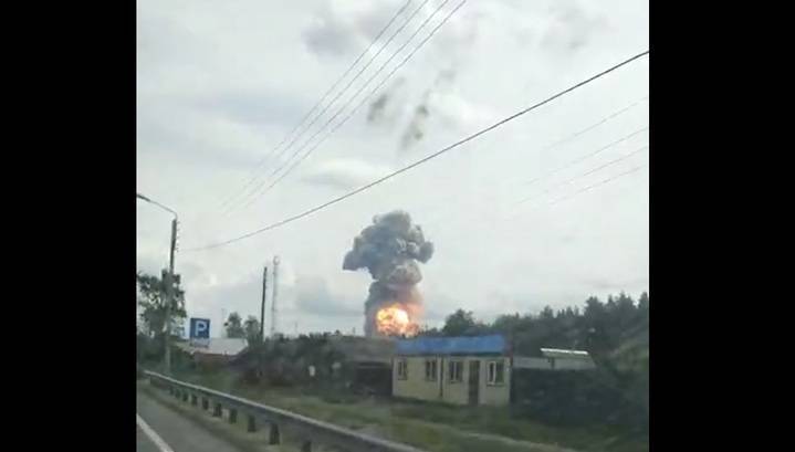 Страшные кадры: очевидцы публикуют видео мощных взрывов в Дзержинске