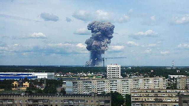 Мощные взрывы прогремели на оборонном заводе в России