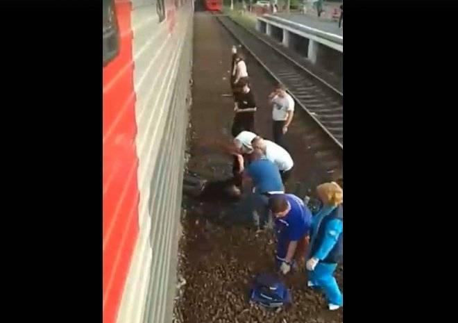 Вооруженный ножом мужчина забрался под электричку Рязань – Москва (видео)
