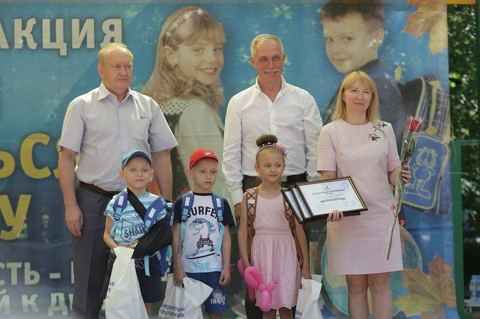 Сергей Морозов дал старт акции «Помоги собраться в школу» и подарил семье, воспитывающей 10 детей, автомобиль