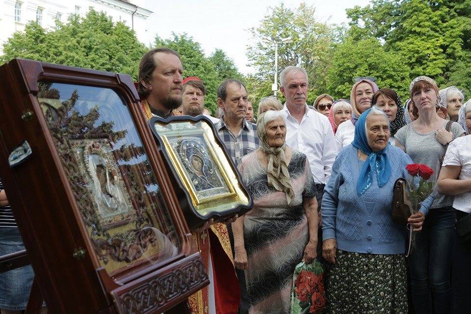 «Отрадно видеть возрождение православия». Сергей Морозов поучаствовал в крестном ходе
