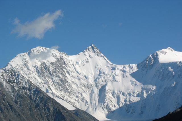 При восхождении на гору в Гималаях пропали восемь туристов