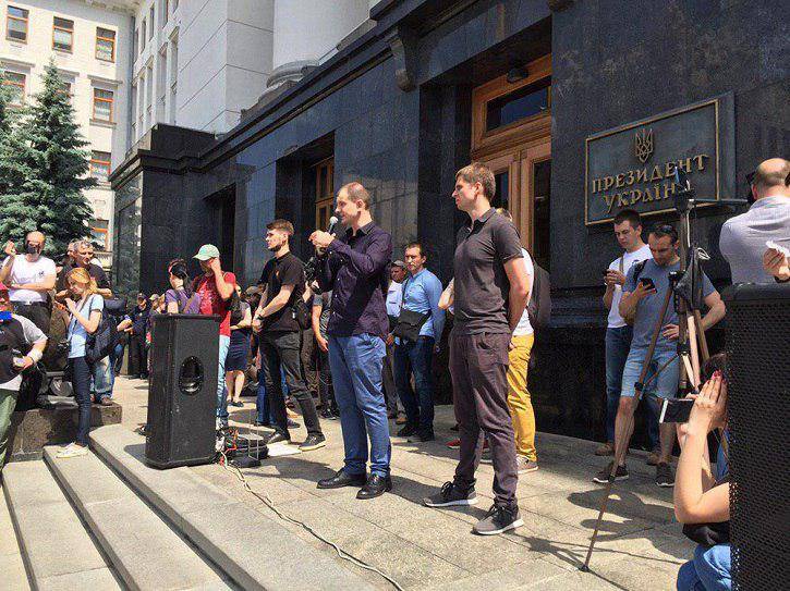 Украинские нацики маршем пришли с антироссийской петицией к Зеленскому | Политнавигатор