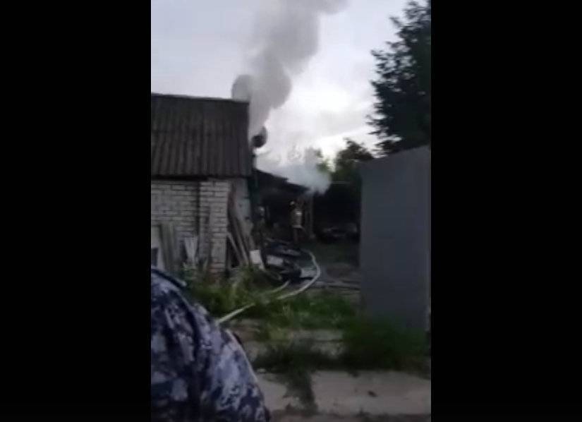 Очевидцы сняли на видео страшный пожар в жилом доме