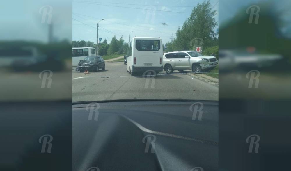 Детали от машин разбросало по дороге: жёсткая авария случилась в Заднепровье