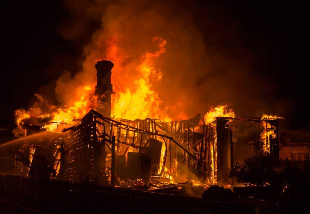 Мужчина заживо сгорел в дачном доме под Петербургом