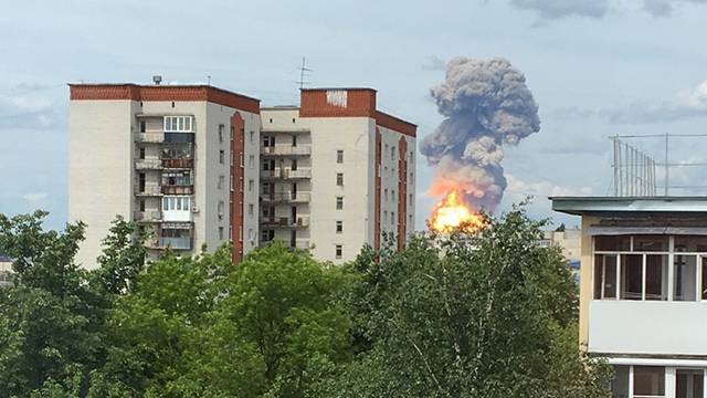 Очевидец засняла на видео момент взрывов в цехе "Кристалл" в Дзержинске