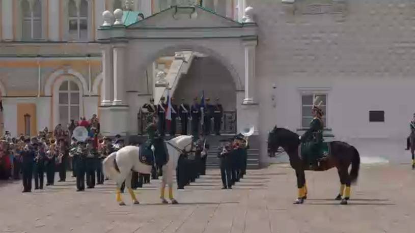 Видео: Развод пеших и конных караулов состоялся у Кремля, участие приняли девочки на пони