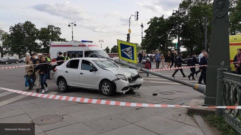 Один человек пострадал при наезде "Логана" на толпу пешеходов в Петербурге