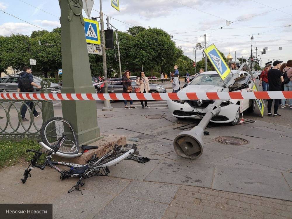 Камера видеонаблюдения засняла момент наезда иномарки на толпу пешеходов в Петербурге