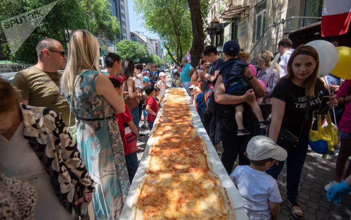 Детвора просто в восторге: в Ереване испекли рекордно длинную пиццу