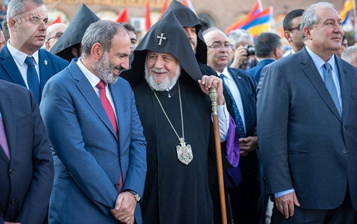 "Успехов на посту": президент Армении и католикос Всех армян поздравили Пашиняна