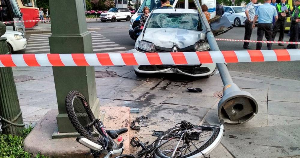 Водитель сбил людей на тротуаре в Петербурге
