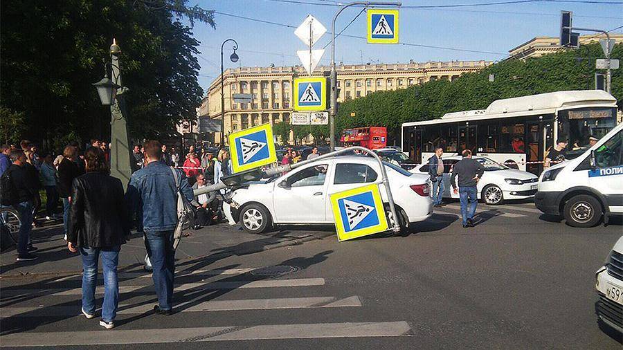 В Санкт-Петербурге автомобиль сбил пешеходов на тротуаре