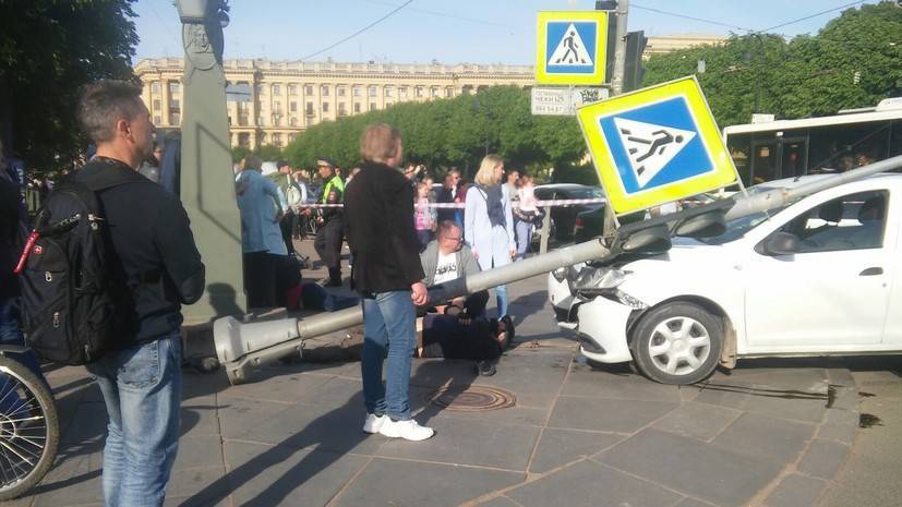 В Петербурге три человека пострадали при наезде автомобиля