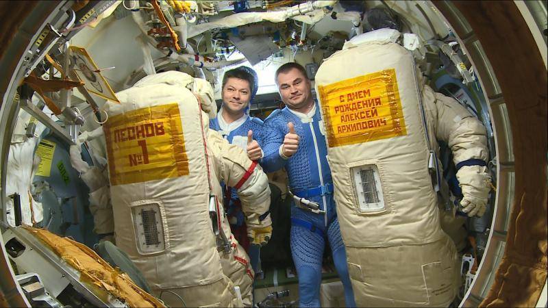 Космонавты на МКС будут работать в День России