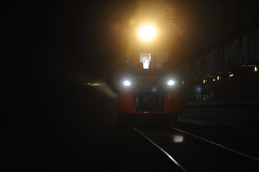 Пьяного мужчину достали из-под поезда на ж/д станции Пески