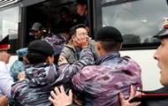 Митинги в Казахстане: Задержанных уже около 500