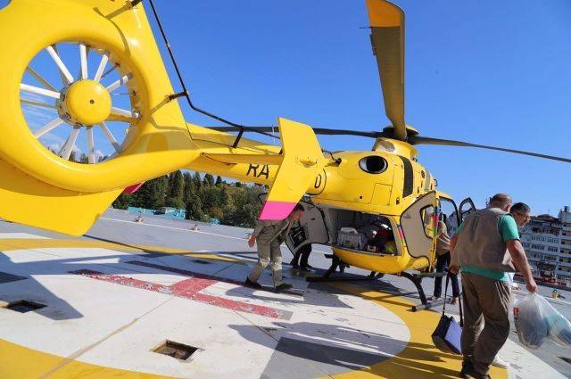 Вертолет доставил в Краснодар двух пострадавших в ДТП в Сочи
